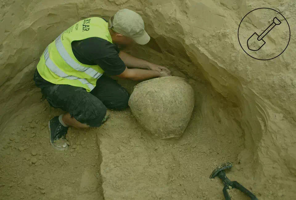 Archeolog odkopujący wazon